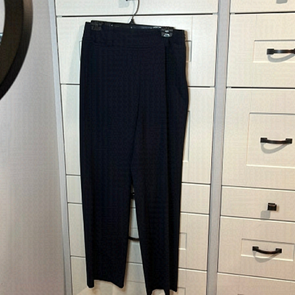 TALBOTS. Size 6. Navy blue. Flat front trouser. Dress pant. Measure 29” waist.